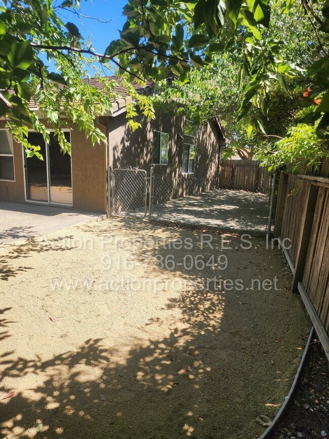 Building Photo - West Roseville 3 bedroom 2 bathroom 1406 sqft Three Car Garage Walking to Wood Creek High
