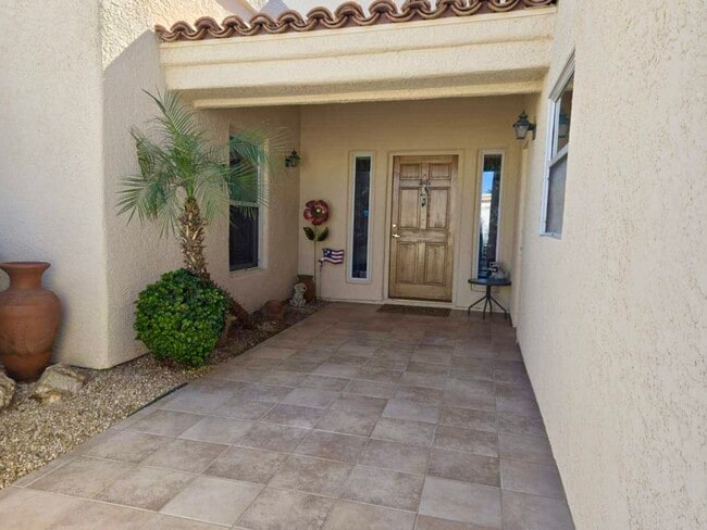 Building Photo - Large townhouse located on the golf course...