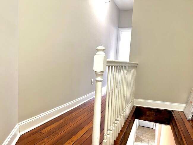 Building Photo - 406 E 31st St