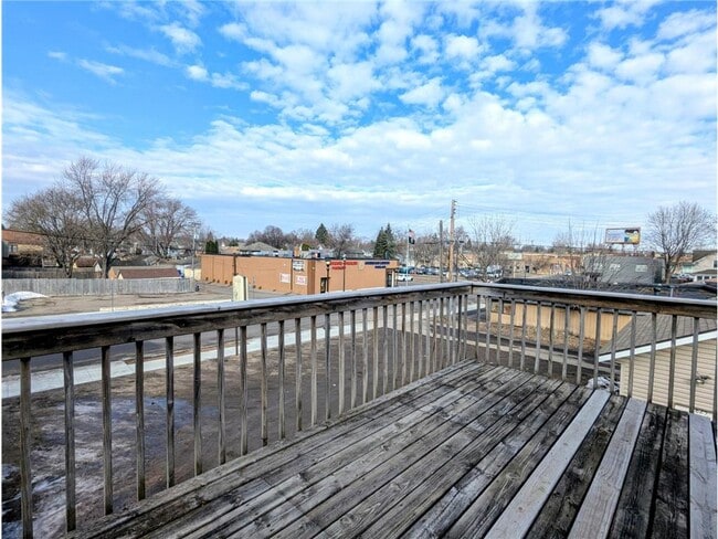 Building Photo - 825 Jessamine Ave E