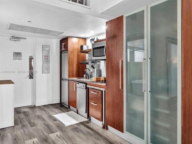 Building Photo - 1052 Ocean Dr
