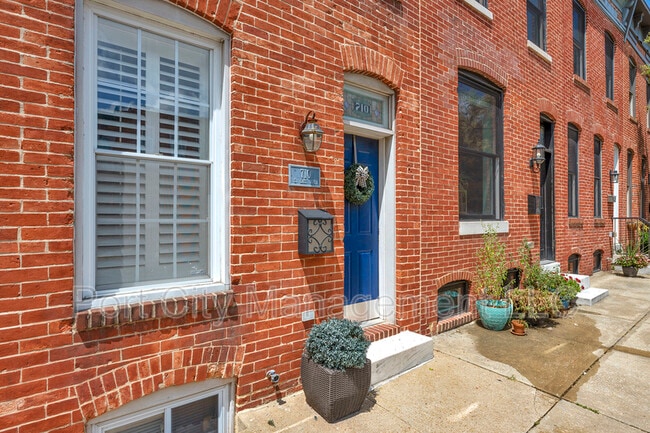 Building Photo - 710 S East Ave