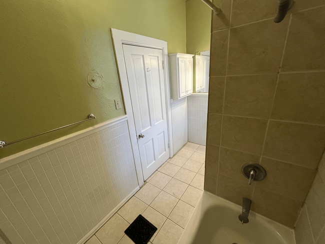 Building Photo - $1000 Move in Special - Beautiful 2 bed 1 bath in unit W/D, renovated kitchen, walkability!