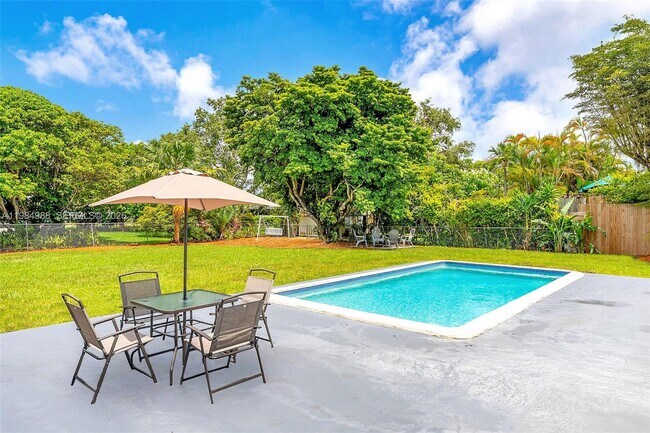 Building Photo - 11640 SW 99th Ct