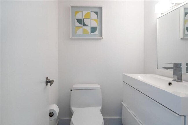 Building Photo - 300 Bayview Dr