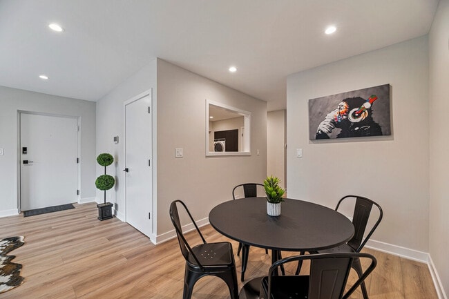 Building Photo - 2337 W Touhy Ave