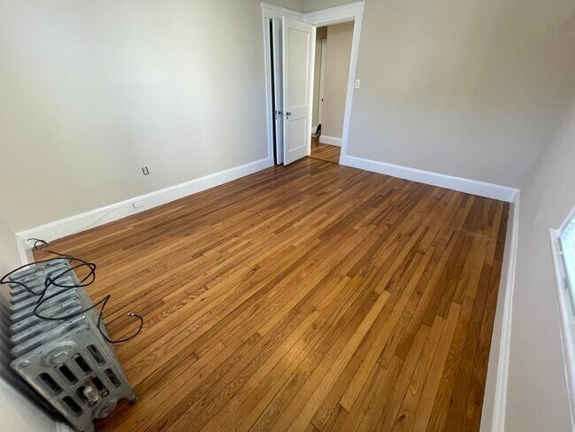Building Photo - 547 Hyde Park Ave