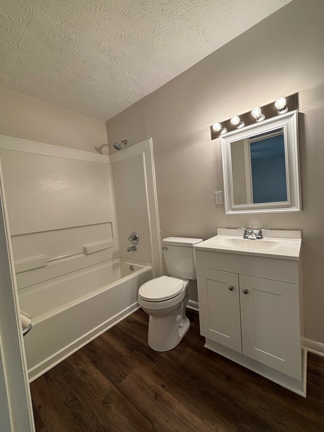 Building Photo - 1313 Ireland Dr