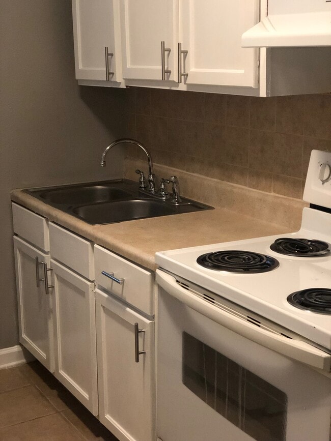 Building Photo - 574 Cooper St SW