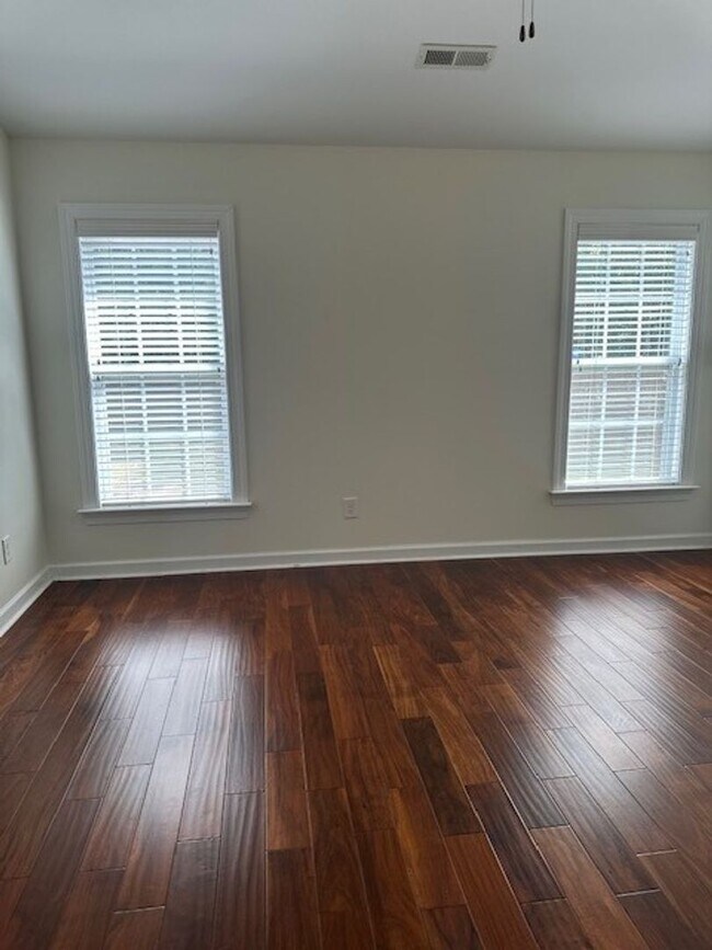 Building Photo - 3 Bed/2 Bath Home with Bonus Room & Screen...