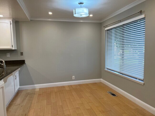 Building Photo - 5411 Black Ave