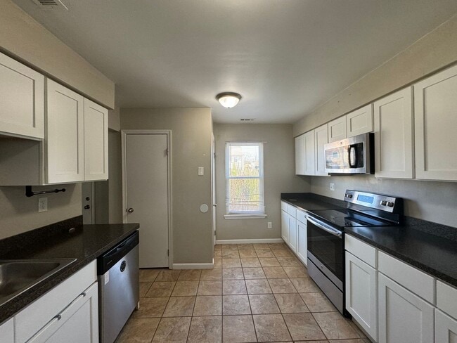 Building Photo - End-Unit Townhome in Amhurst "ASK ABOUT OUR ZERO DEPOSIT"