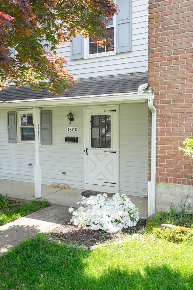 Building Photo - 1308 S Mt Joy St