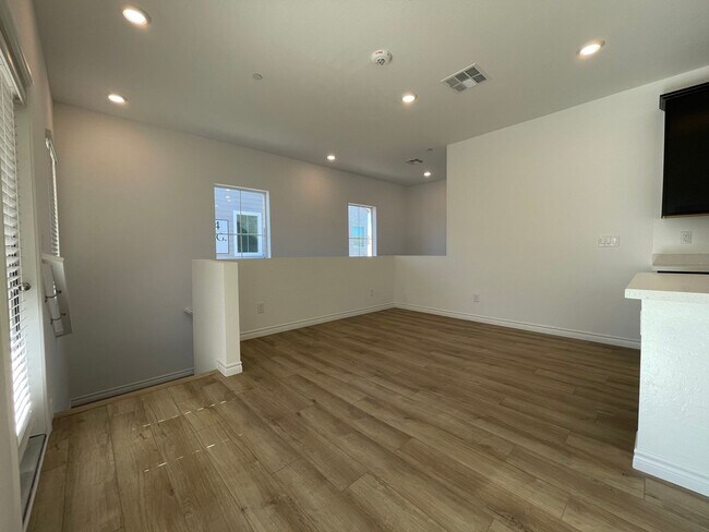 Building Photo - GATED 2 BED 2.5 BATH 2 CAR GARAGE 2 FLOOR TOWNHOUSE IN HENDERSON