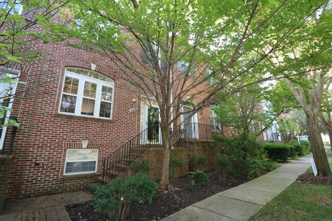 Building Photo - 308 Garden View Square