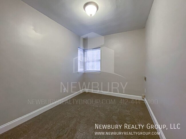 Building Photo - Cozy 2 Bedroom Available Now!