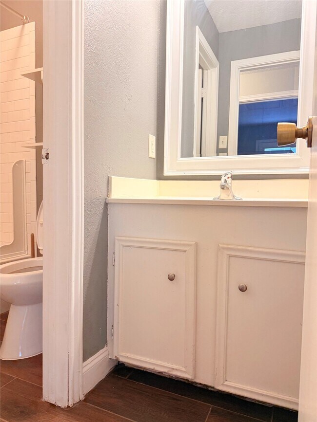 Building Photo - 320 Willowick St