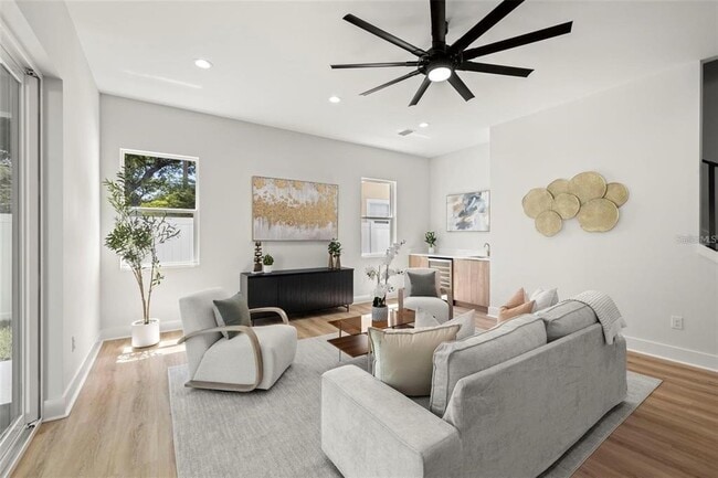 Building Photo - 1017 W Coral St