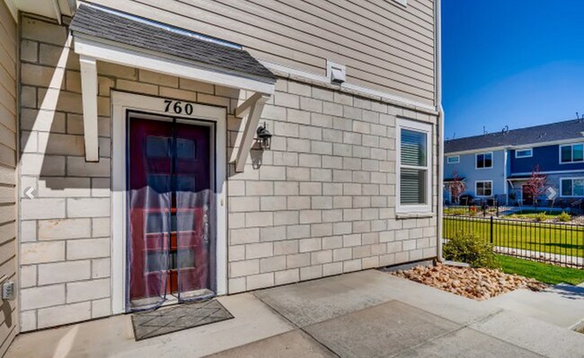 Building Photo - LOVELY 4-BEDROOM TOWNHOUSE IN WALKABLE SW LONGMONT NEIGHBORHOOD