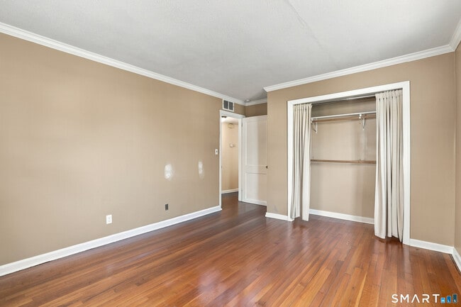 Building Photo - 32 Van Buskirk Ave