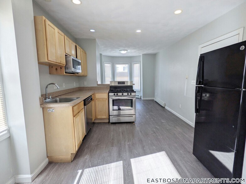 Building Photo - 329 Paris St