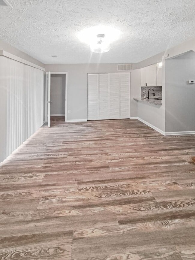 Building Photo - Gorgeous End Unit 2-Level Townhome in Wald...