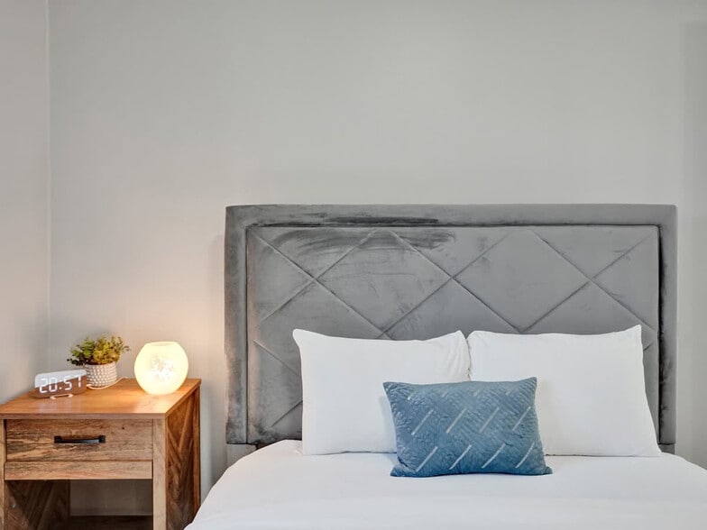 Building Photo - 3204 NE 9th St