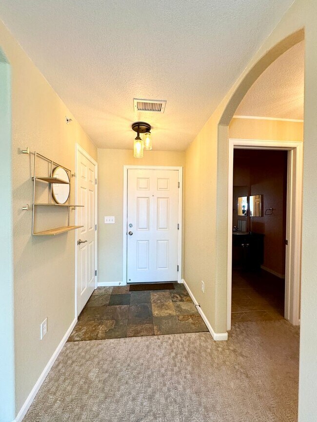 Building Photo - 2 Bedroom 2 Bathroom Top Floor Condo with ...