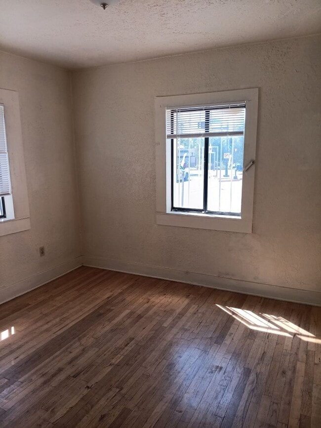 Building Photo - 2 bedroom, 1 bath Close to University!