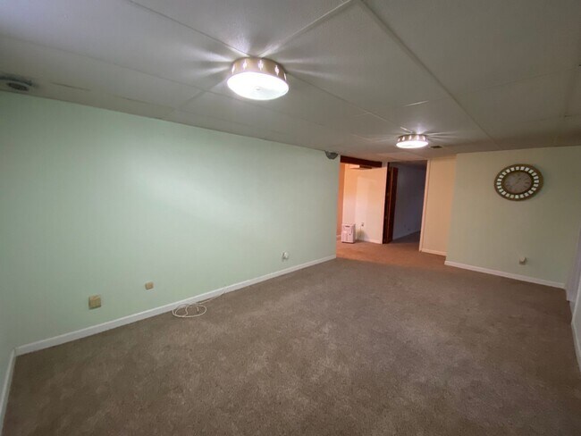 Building Photo - Huge Urbandale Home with Fenced In Back Yard!