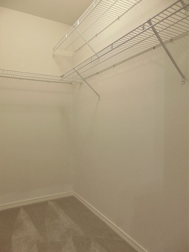 Building Photo - Lovely and Spacious 2 BR/1.75 BA Kirkland ...