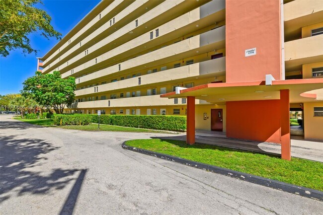 Building Photo - 1770 NE 191st St