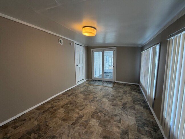 Building Photo - Lovely 2 Bedroom / 1 Bath for Rent - Section 8 Welcome