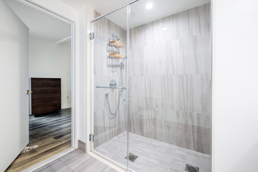 Building Photo - 129 S Kings Rd