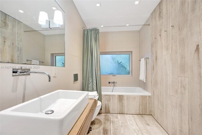 Building Photo - 669 NE 60th St