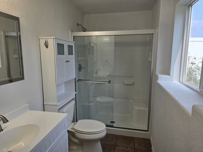 Building Photo - Lovely and spacious 5 bedroom 3 bath Post ...