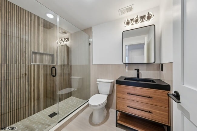 Building Photo - 52 James St