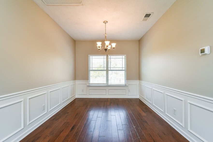 Building Photo - 6465 Paddington Way