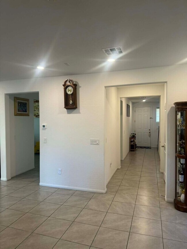 Building Photo - 4bd/2.5bath Single Family Home