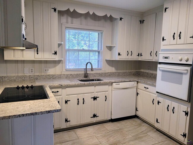 Building Photo - 2989 King Alfred Dr