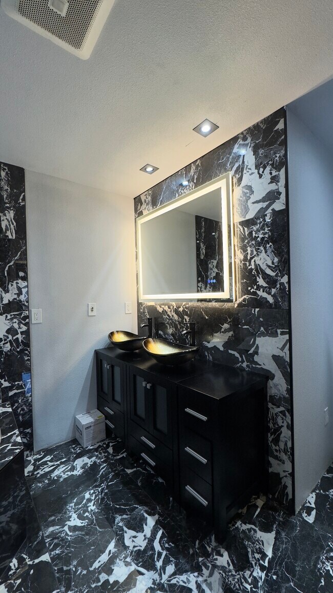 Building Photo - 6552 N Augusta St