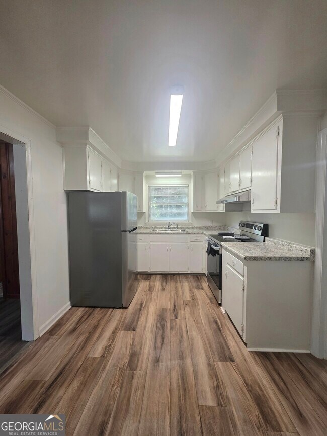 Building Photo - 2639 Tredway Dr