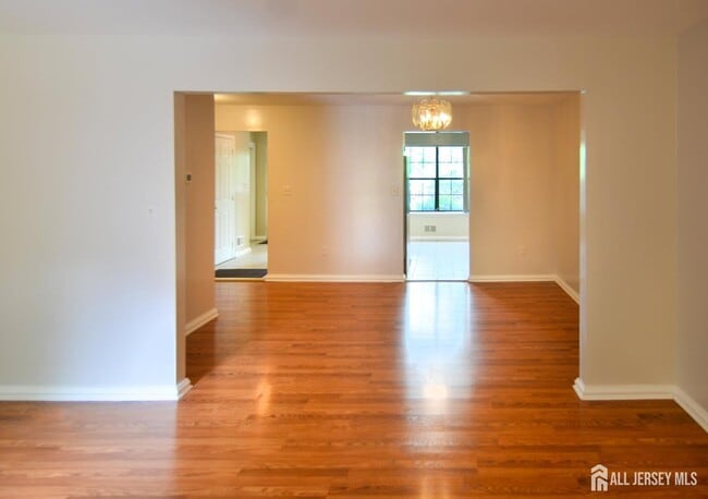 Building Photo - 202 Hidden Village Dr