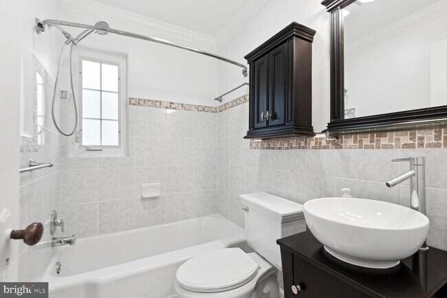 Building Photo - 915 Jefferson St