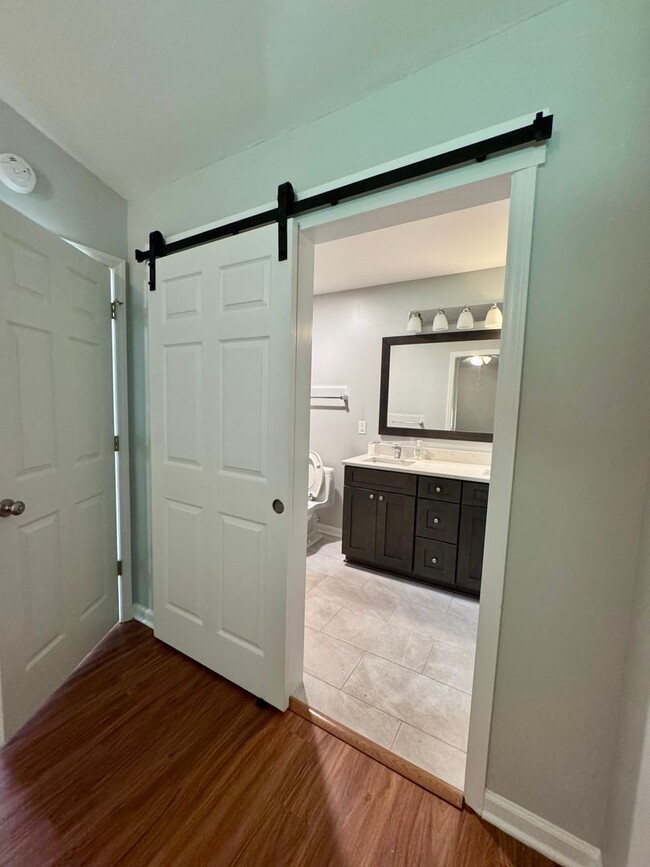Building Photo - Desirable End Unit Townhome in Five Oaks!