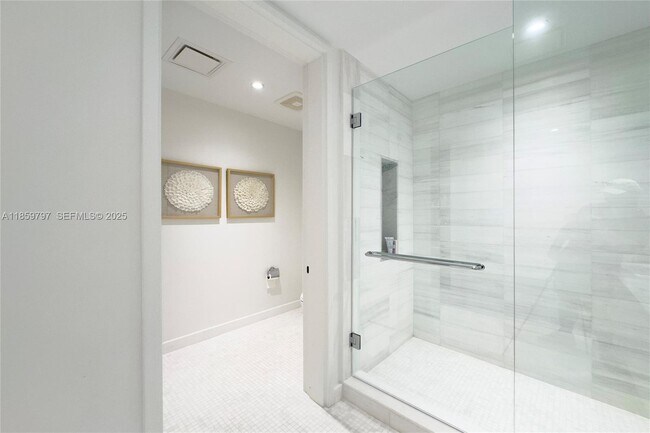 Building Photo - 700 NE 26th Terrace