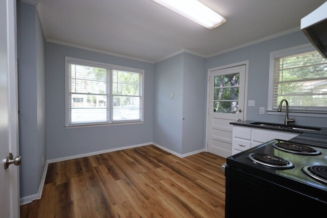 Building Photo - 1709 Azalea Dr
