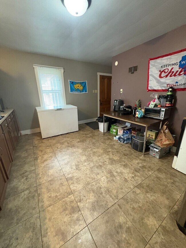 Building Photo - Large 4 Bedroom 1.5 Bathroom Apartment