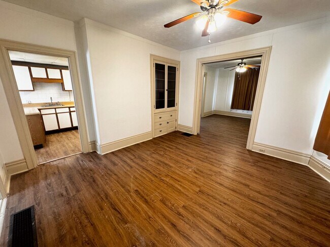 Building Photo - Welcome Home to 1101 Fredonia!