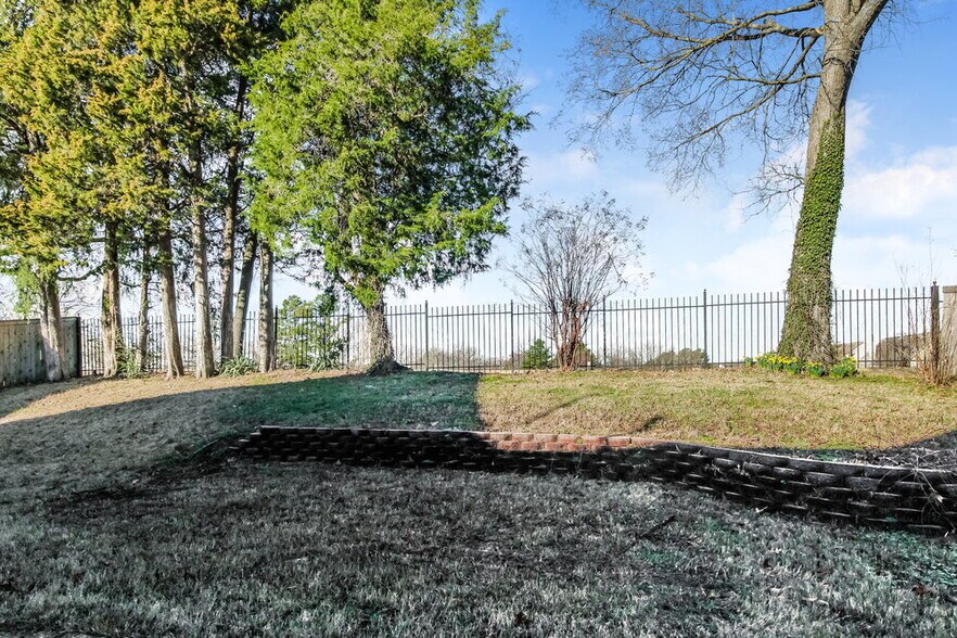 Building Photo - 7885 Meadow Ridge Ln